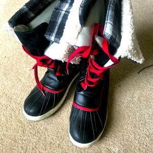 Stylish WARM boots with lambskin lining!